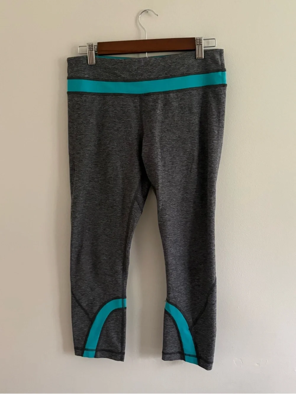 Lululemon Women’s Size 8 Leggings Capri Pocket Grey Blue Sporty Yoga